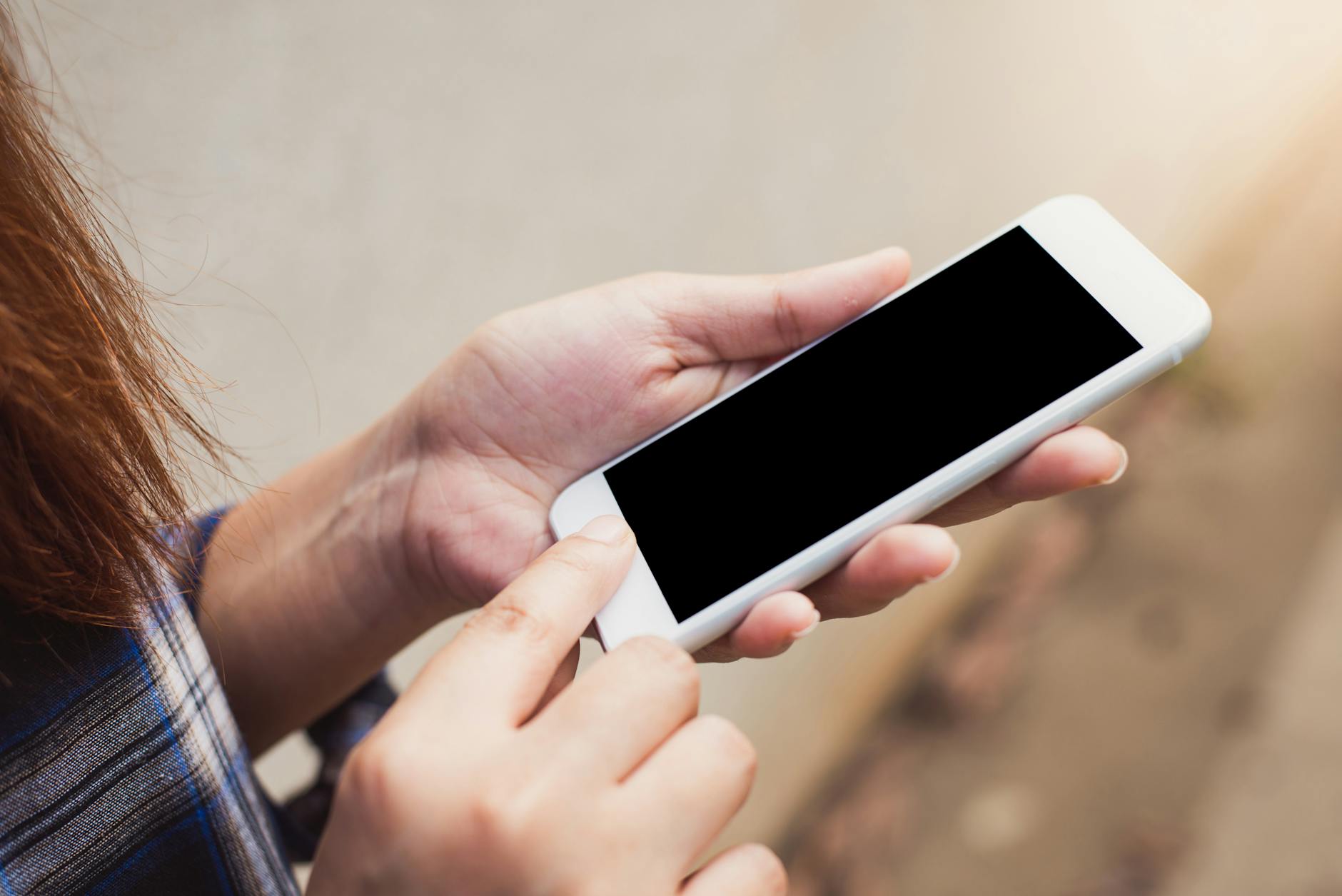Người chơi dùng điện thoại tham gia xóc đĩa online