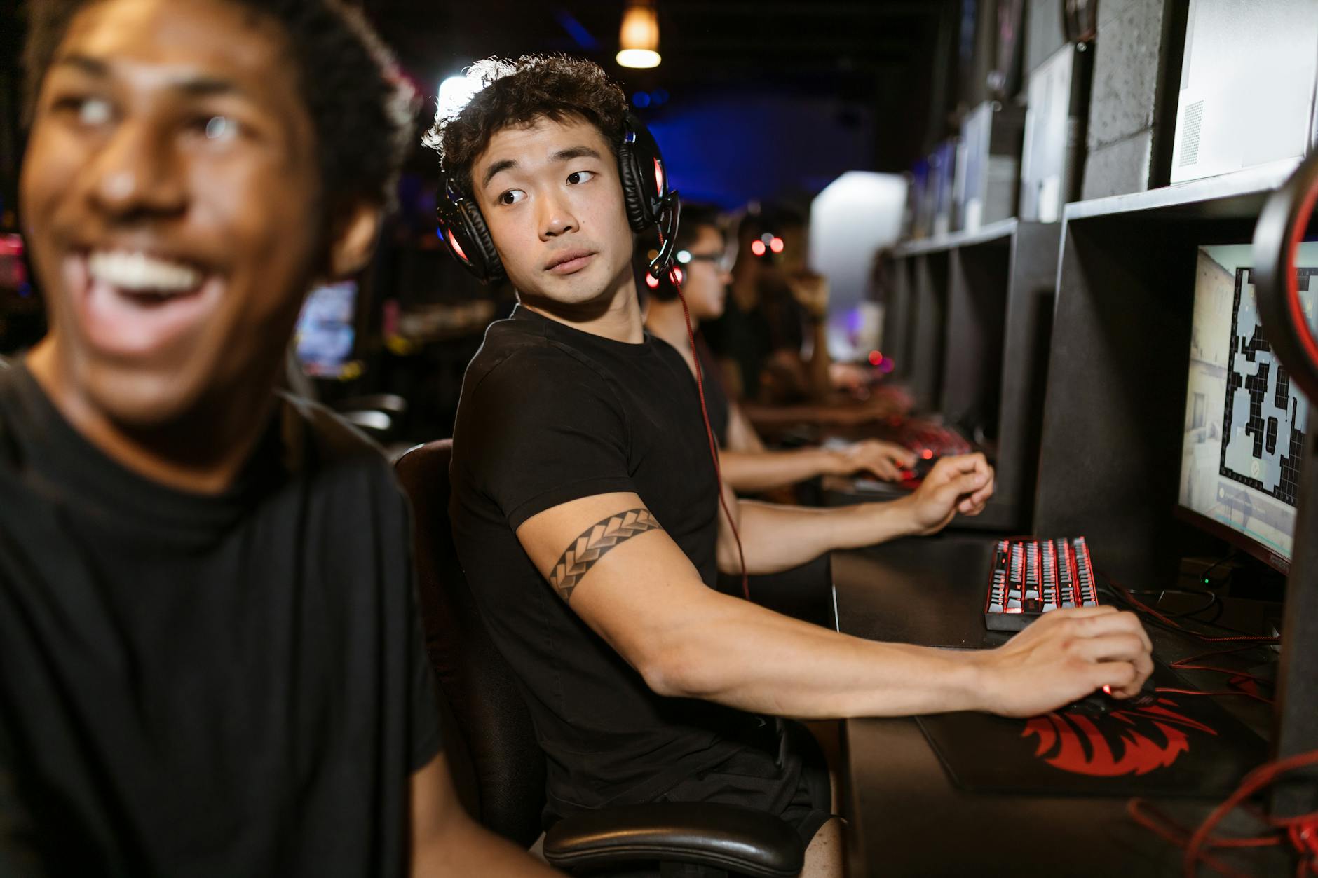 Đội tuyển esports họp chiến thuật trước trận Liên Minh Huyền Thoại