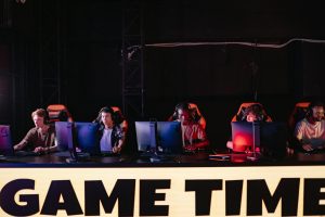 Tuyển thủ e-sport thi đấu trên sân khấu giải đấu lớn