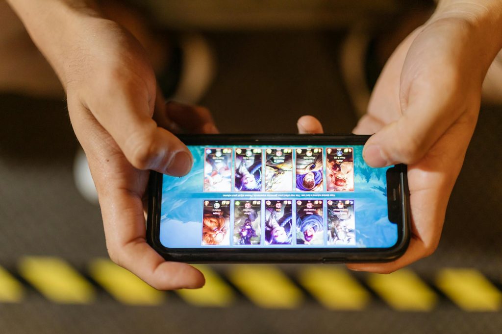 Người chơi trải nghiệm game bài online với giao diện đơn giản trên điện thoại